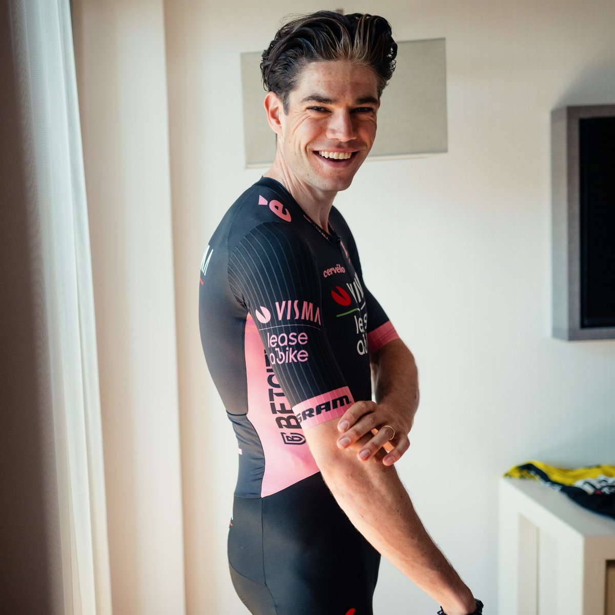 vismaleaseabike's tweet photo. 🇮🇹 #GirodItalia  
 
 Winning in style. 😍

Get your limited Giro d'Italia victory items now! https://t.co/vfnJLBCAUL https://t.co/1RYRy6UQTt