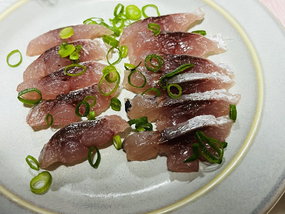 BlogWaral's tweet image. 68円で売られていたママカリ🐟

サッパとどこか違うなと思い調べたら、同じニシン科の「カタボシイワシ」でした！
珍しい魚を安く食べられて大満足です😋  

非常に美味しい魚なので、もし見かけたらぜひ食べてみてください✨  
長い小骨が多い点に要注意です…！

zukan-bouz.com/sp/article/1469

#魚食