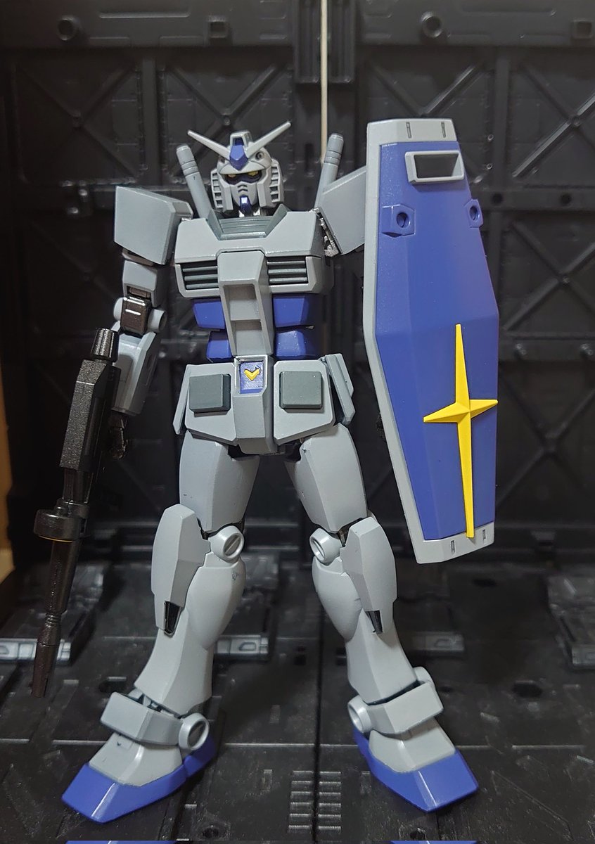EXIA23S's tweet photo. EG万博ガンダム製作！
横浜ガンダムとして作りました。
あと一緒にEG G-3ガンダム全塗装製作！
頭は組み立て体験バージョンから移植。
リアルタイプのMark2とならべたらこんな感じ！
#ガンダム
#ガンプラ
#万博 https://t.co/KfR6jriE4p