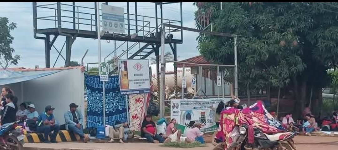 ContBolivia's tweet image. #Sociedad | El sector campesino mantiene una toma pacífica en la planta de YPFB en #Cobija por segundo día, exigiendo solución a la escasez de combustible y la descentralización de #YPFB, con apoyo del transporte automotor y mototaxis, mientras cierran cuatro surtidores.