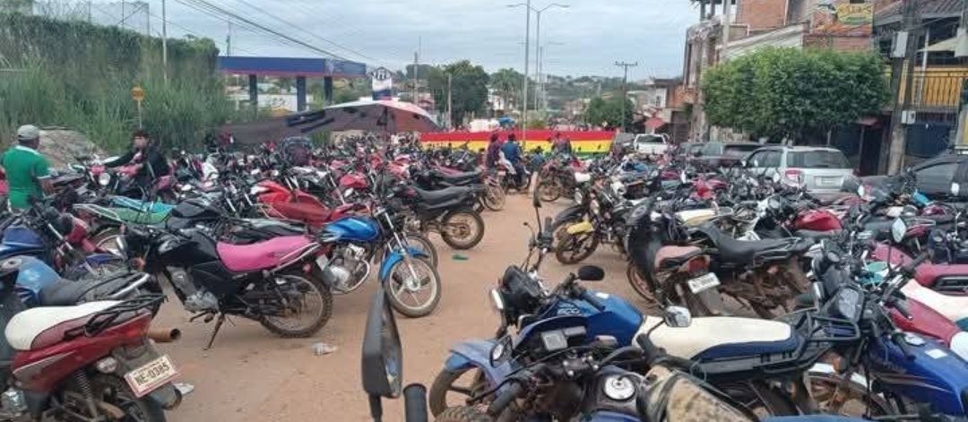 ContBolivia's tweet image. #Sociedad | El sector campesino mantiene una toma pacífica en la planta de YPFB en #Cobija por segundo día, exigiendo solución a la escasez de combustible y la descentralización de #YPFB, con apoyo del transporte automotor y mototaxis, mientras cierran cuatro surtidores.