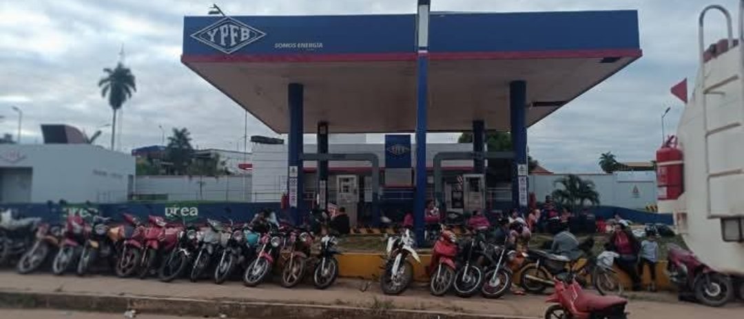 ContBolivia's tweet image. #Sociedad | El sector campesino mantiene una toma pacífica en la planta de YPFB en #Cobija por segundo día, exigiendo solución a la escasez de combustible y la descentralización de #YPFB, con apoyo del transporte automotor y mototaxis, mientras cierran cuatro surtidores.