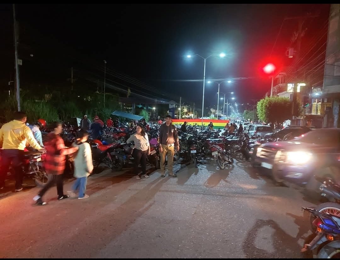 ContBolivia's tweet image. #Sociedad | El sector campesino mantiene una toma pacífica en la planta de YPFB en #Cobija por segundo día, exigiendo solución a la escasez de combustible y la descentralización de #YPFB, con apoyo del transporte automotor y mototaxis, mientras cierran cuatro surtidores.