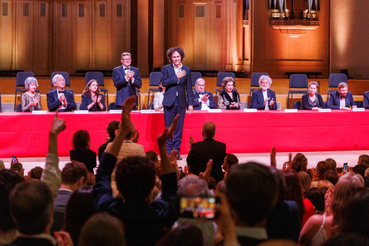 Et le lauréat du Concours Reine Elisabeth est Nikola Meeuwsen! 👏🤩
Après des semaines de préparation intense et six séances passionnantes lors de la finale, le nom du vainqueur a été dévoilé à <a href="/BozarBrussels/">BozarBrussels</a> en présence de la Reine et de la Princesse Eléonore.
