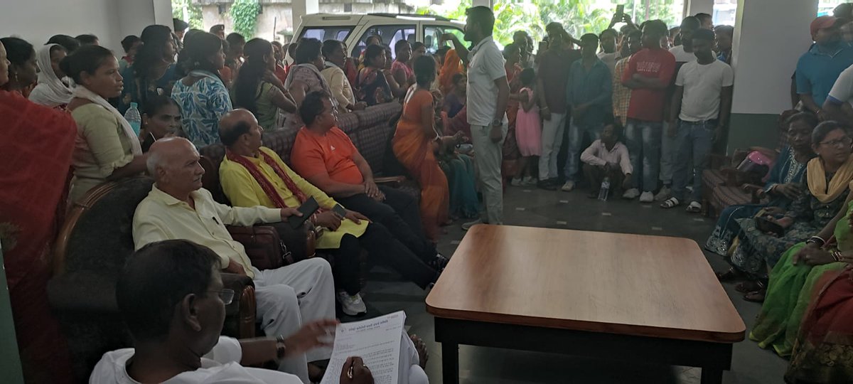आज घोड़ाबांधा, जमशेदपुर में घर पर सुसुनीगुड़िया कालीमाटी बस्ती के लोगों ने आकर मुलाकात की। उन्होंने बताया कि रेलवे द्वारा बस्ती में बसे 600 से अधिक परिवारों को बेदखल का नोटिस दिया गया है। ये वही लोग हैं जो वर्षों से यहाँ रह रहे हैं और जिनकी पूरी ज़िंदगी अब अनिश्चितता के दौर में