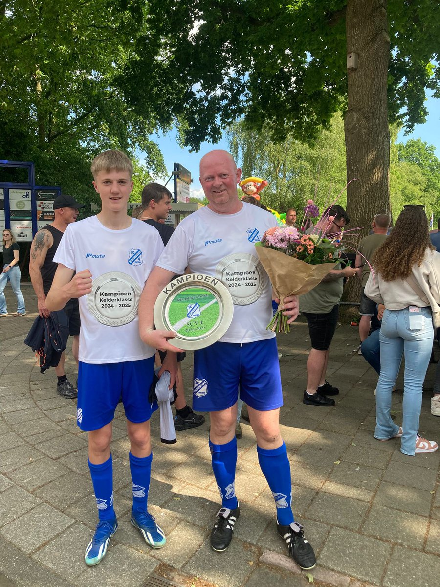 Gisteren werden we kampioen met <a href="/ItFjirde/">SC Veenwouden 4</a> van <a href="/SCVeenwouden/">SC Veenwouden</a> Trots dat ik aanvoerder mag zijn van dit geweldige team, dat in voor en tegenspoed voor elkaar en voor de rest van het dorp klaarstaat! Dat mijn zoon me mocht vervangen in de slotfase was de kers op de taart!