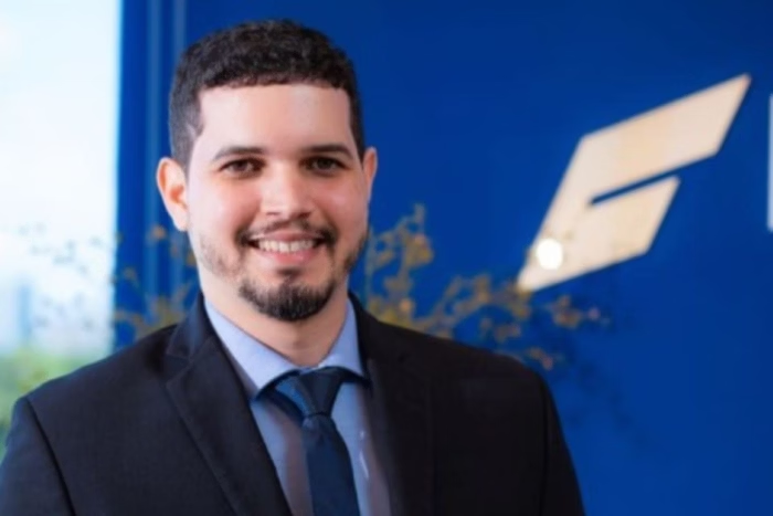 Metropoles's tweet photo. ➡️ Filho de ex-diretor do INSS movimentou R$ 10 milhões no auge da farra

Eric Fidelis, filho do ex-diretor do INSS André Fidelis, movimentou mais de R$ 10 milhões no auge do escândalo, segundo relatório do Coaf

Leia: https://t.co/OZdBLxI5cX https://t.co/KHNqrjuUSX