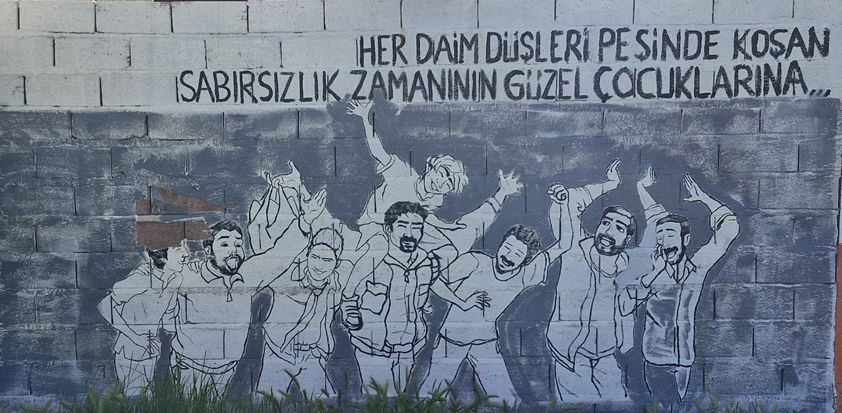Batıkent'te bir duvar. Sevdiğimiz bir duvar.