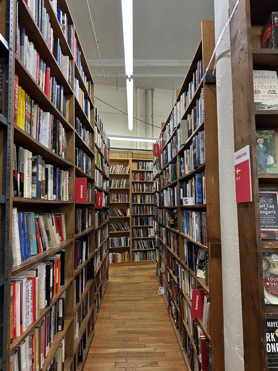 Levenger's tweet image. 📚 Step into literary history at Strand Bookstore, nestled in the heart of New York City. A beloved spot for book lovers, Strand is not just a bookstore—it's a living, breathing tribute to the written word.
#NYCLiteraryLandmarks #SundayReads #TimelessBooks