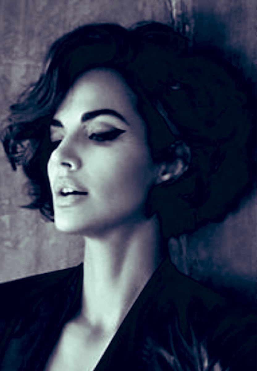 من قال لك..
أنَّ اَلبُعد يزيدني حُبًّا..
مَكْر لِي..
ومكْر عليْك. . . !

#لبنى_داود