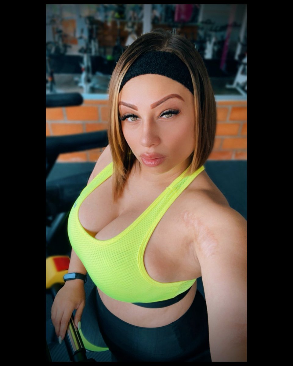 Paulitravesuras's tweet photo. Buenos días! 🌻 Que tal me queda el verde! 🤔 Los leo 👩🏼💻
#curvy #curvyfashion #curvysize #modelocomercial #fotografia https://t.co/KTtDOHC4sA