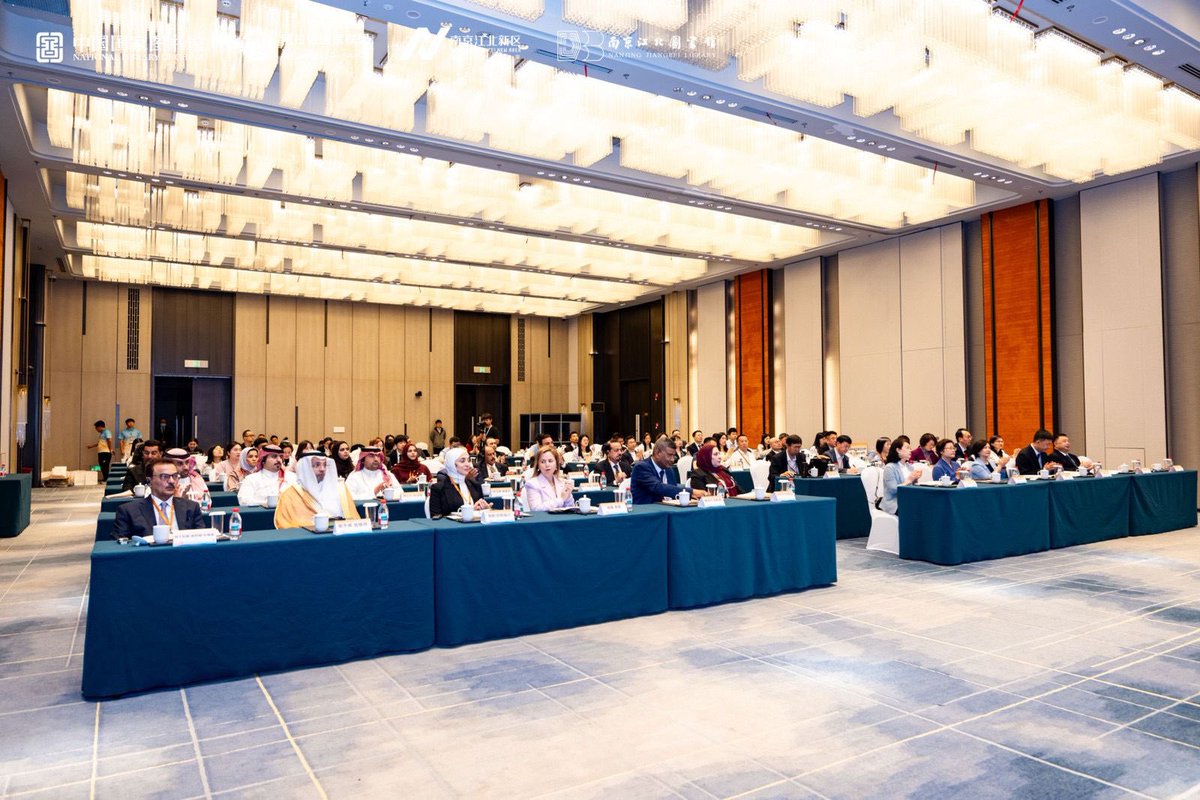 مكتبة الملك عبدالعزيز تشارك في اجتماع الخبراء العرب والصينيين الذي عقد  بمدينة نانجينغ - الصين، حول دور المكتبات الوطنية في عصر الذكاء الاصطناعي.
📌 قدّم د. عبدالكريم الزيد  مداخلة حول الفهرس العربي كجسر معرفي.
📌وطرح د. صالح المسند رؤية متكاملة للمكتبة الرقمية العربية الصينية.