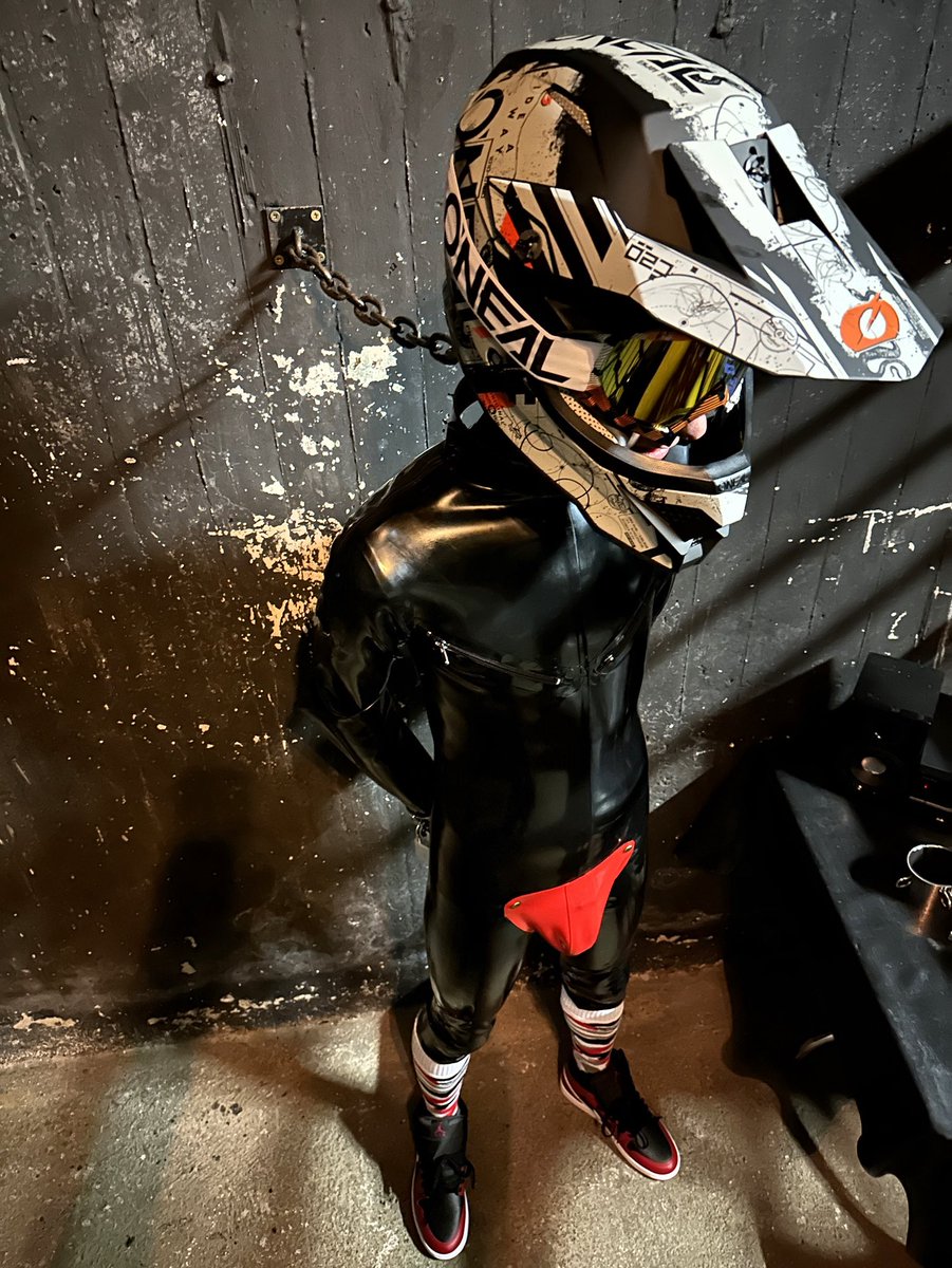 Parking Lot 🤫🤐🥵😈

#BondageTotal #napstar #rubber #sox #sneaker