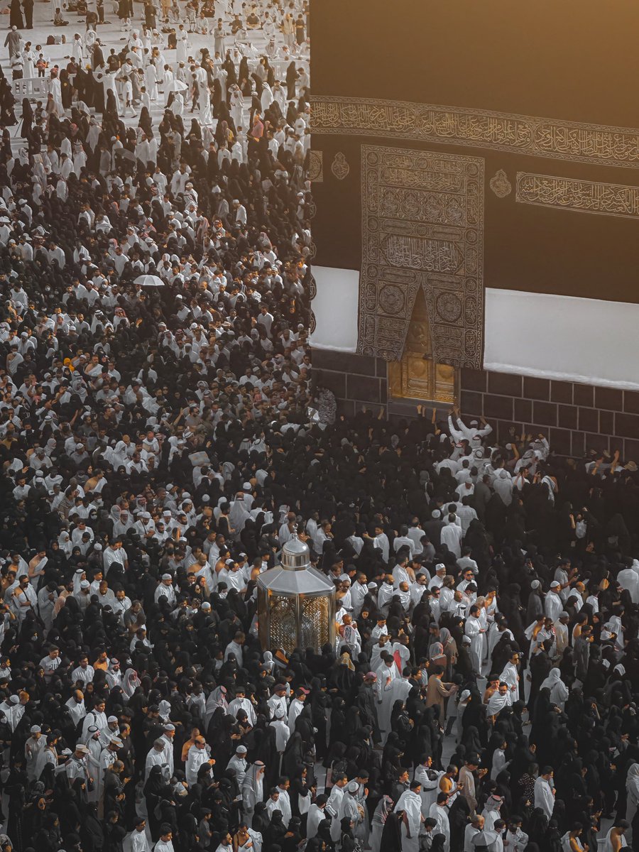 "يا قاصدَ البيت الحرام مُلبّيًا
خُذ في طريقك نحوهُ أشواقي
فالقلب لبّى.. والنفوس كسيرةٌ
والدمعُ أفصحَ عن لظى الأعماقِ"