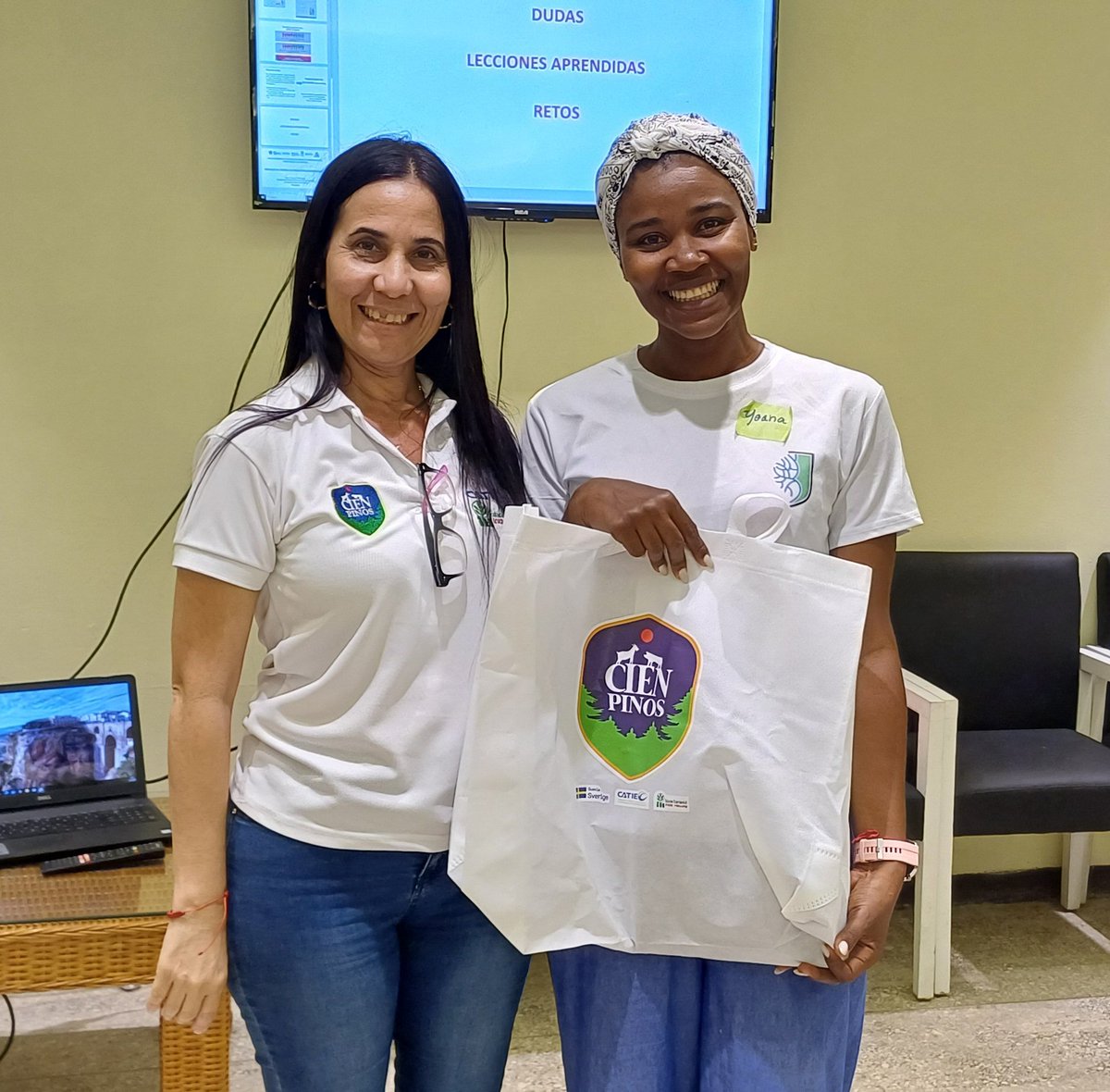 Robertoy1984's tweet photo. ¡Concluye el Taller Provincial "Equidad de Género: Acercamiento a la mujer rural y la juventud"! ¿Qué vivimos en el taller?:
✔️ Intercambios sobre los #retos y #oportunidades.
✔️ Dinámicas participativas para #empoderamiento.
✔️ Testimonios inspiradores de #productoras caprinas https://t.co/mYe0jyhJ97