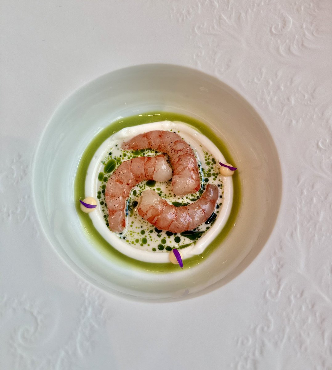 lsuarezdelezo's tweet image. Qué gusto es ir a #Saddle. Qué atención, qué gusto en todos los detalles y buen hacer de Pablo Laya en cocina. Platos perfectamente ejecutados, equilibrados y sabrosos

Me ha gustado la nueva versión de la gamba, con un ajoblanco y una bilbaína de vainas. 

Las lentejas, aún con