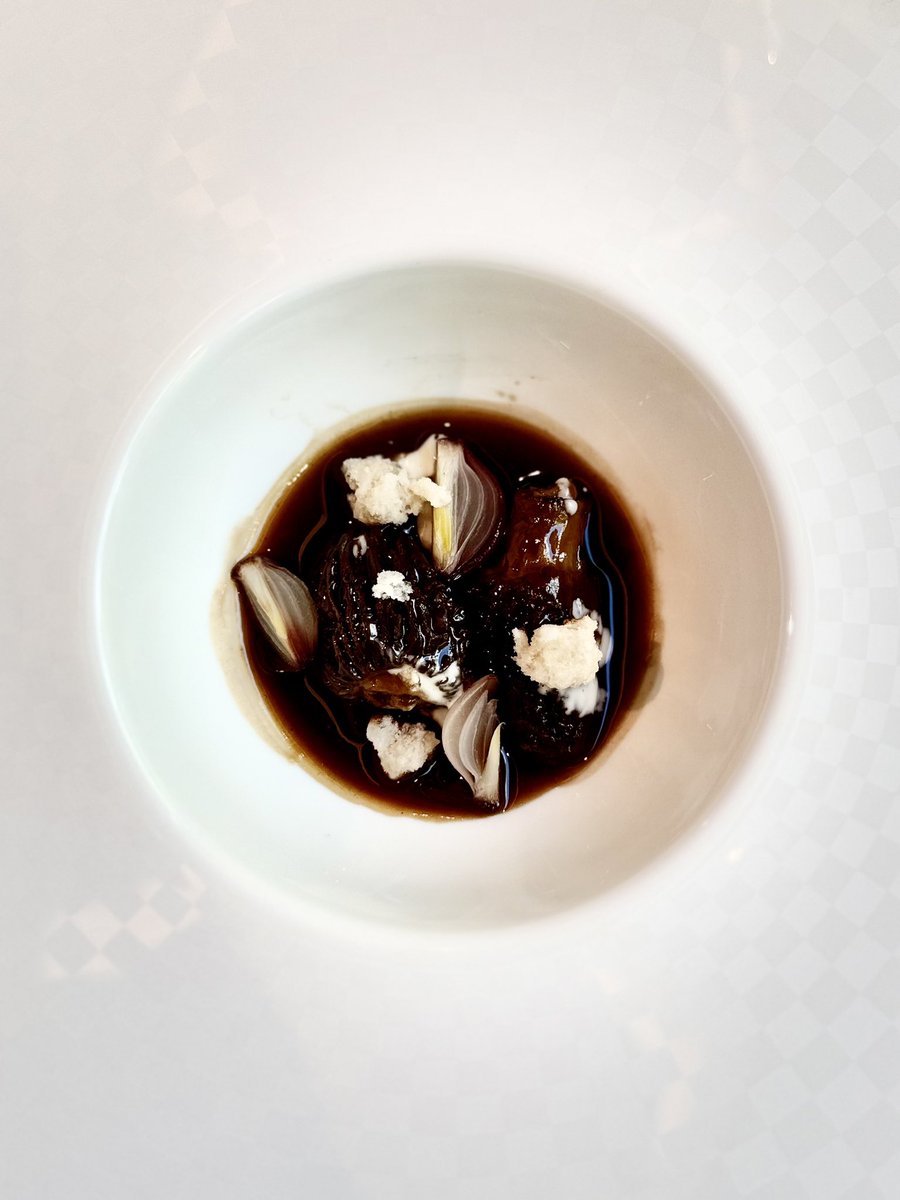 lsuarezdelezo's tweet image. Qué gusto es ir a #Saddle. Qué atención, qué gusto en todos los detalles y buen hacer de Pablo Laya en cocina. Platos perfectamente ejecutados, equilibrados y sabrosos

Me ha gustado la nueva versión de la gamba, con un ajoblanco y una bilbaína de vainas. 

Las lentejas, aún con