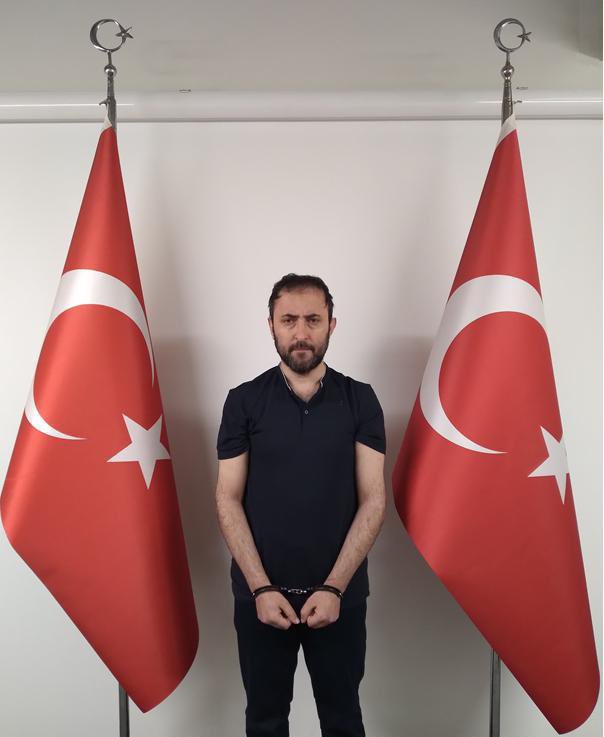 malikejder's tweet image. Pakistan İstihbaratı ve Türk İstihbaratı Ortak Bir İstihbarat Operasyonuyla Üst Düzey #IŞİD Terörist Komutanını Yakaladı.

Turuncu kategoride aranan DEAŞ’ın sözde üst düzey yöneticilerinden terörist Özgür Altun, #Afganistan&apos;dan #Pakistan&apos;a geçmeye çalışırken yakalandı.