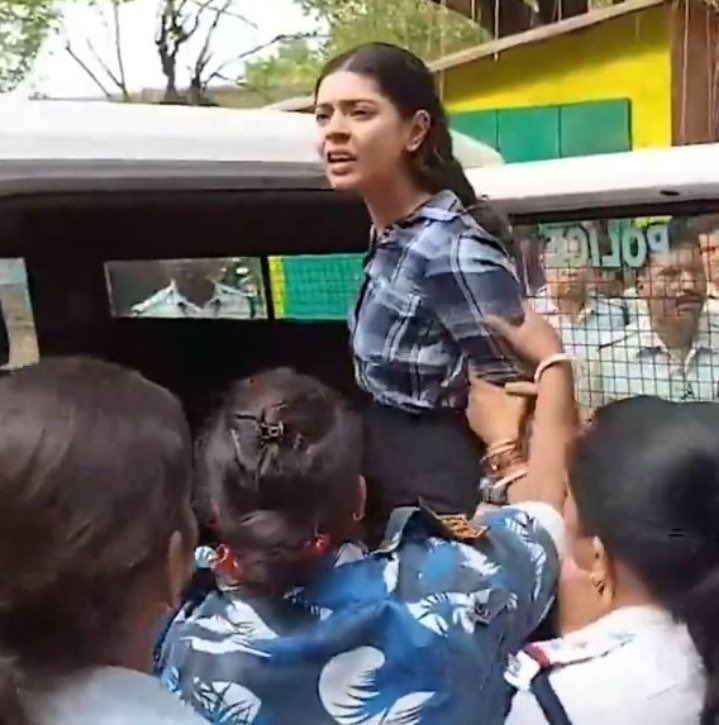 कौन सही कौन ग़लत ? 

शर्मिष्ठा की गिरफ़्तारी पर एक पार्टी के लोग ममता बनर्जी सरकार को टारगेट कर रहे है 

सच्चाई ये है प्रॉपर नियमो के हिसाब से शर्मिष्ठा की गिरफ्तारी हुई है 

शर्मिष्ठा ने जो वीडियो में बोला है उसके बाद उसकी गिरफ्तारी बनती थी 

जो लोग कहते है उसने माफ़ी माँग ली थी