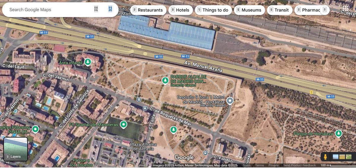 exocert's tweet photo. Esto es lo que ha inaugurado Almeida.
Foto aérea de 2013 (del geoportal) y de Google maps hoy.
El parque ya estaba.
La placa no.
Y tienes razón: hay menos árboles ¿pero qué esperabas? https://t.co/GZgmMHhhz8