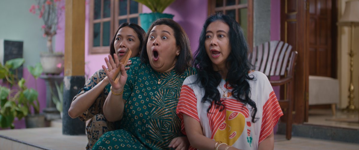 Keluarga bukan, temen juga bukan, tau kegiatan kita sehari2 24 jam aja juga engga, tapi komennya SI PALING TAU. Siapa lagi kalo bukan tetangga.

Film yang ngegambarin rasa kesel semua orang sama tetangga yang mulutnya usil