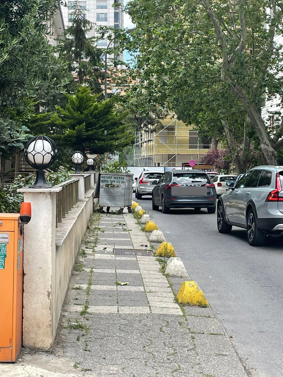 serkan_akkoyun_'s tweet photo. Erenköy’de apartman görevlisi olduğunu iddia eden kişiler yolu böyle kapatmış bahçeyi temizliyorlarmış. Bebek arabasıyla geçemedim, çeker misiniz deyince ‘yoldan geç ölür müsün’ deyip üzerime yürüdüler. Polisi aradım 1 saat bekledim, gelmedi. Gerisin geri döndüm. Halimiz budur.. https://t.co/D32Ob1MfCB