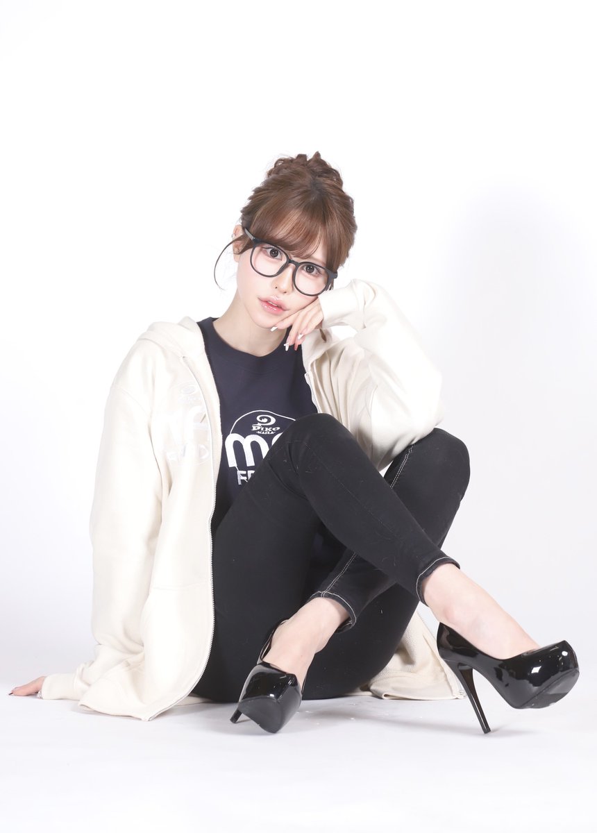パーカー　L.BEIGE

ラフに羽織るだけで、こなれた雰囲気に😳✨
シンプルだけどちょっと差がつく、ライトベージュの絶妙カラー💡 https://t.co/oPupYPf76w