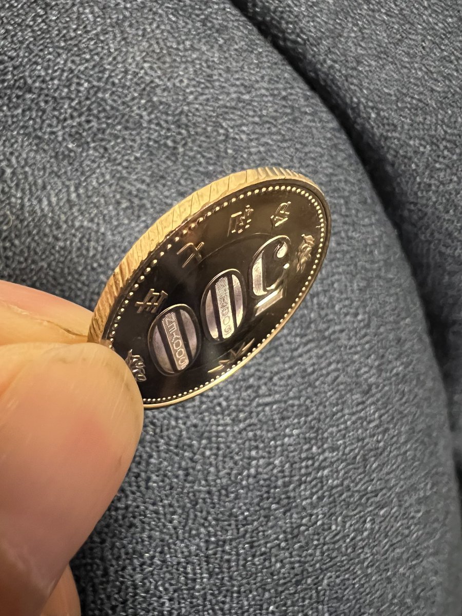 今更ながらですが
令和7年500円硬貨手元に有ったので観察
上から覗くとJAPAN 下から覗くと500YEN 中々見難いですが凄い