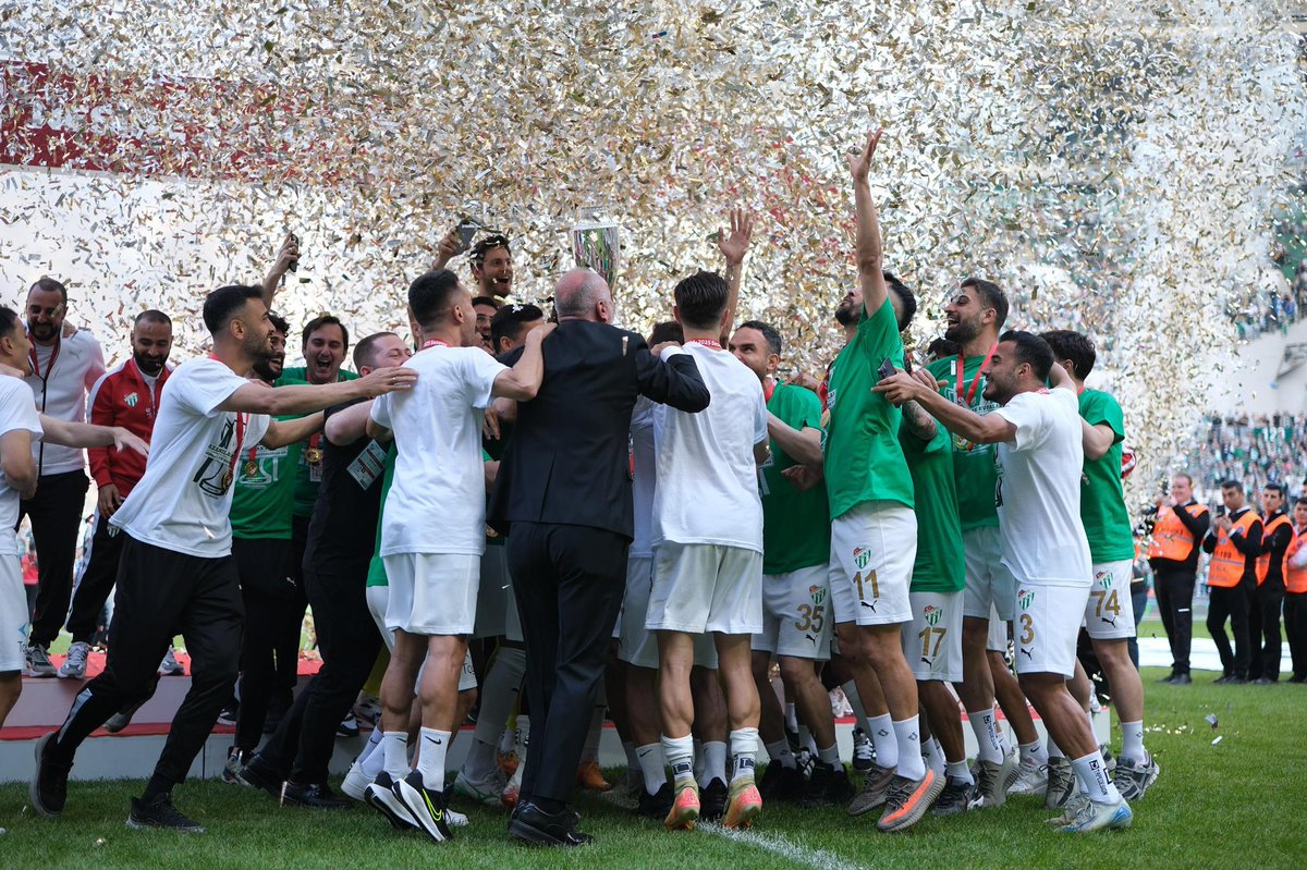 Ne şampiyonluk ne kupa için değil, aşkımız Bursasporum.
Biz senin rengine aşığız… 

Bursasporumuz 62 yaşında. Selam olsun şehrinin takımına sahip çıkanlara.