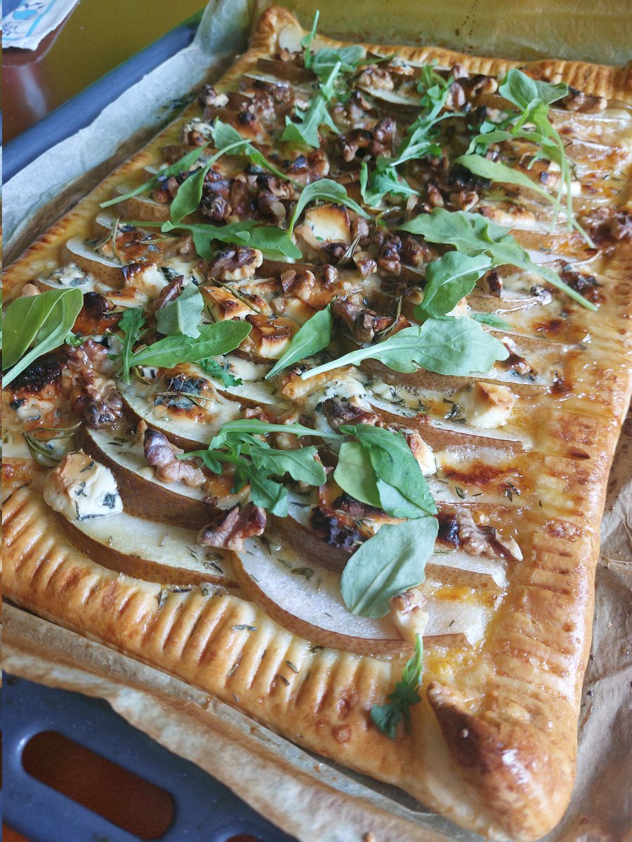 M_B_art's tweet photo. #tart #pears #bluecheese #chedar #mozarella #honey #walnuts #thyme #rosemary #ilikecooking https://t.co/y8UAmiruOY
