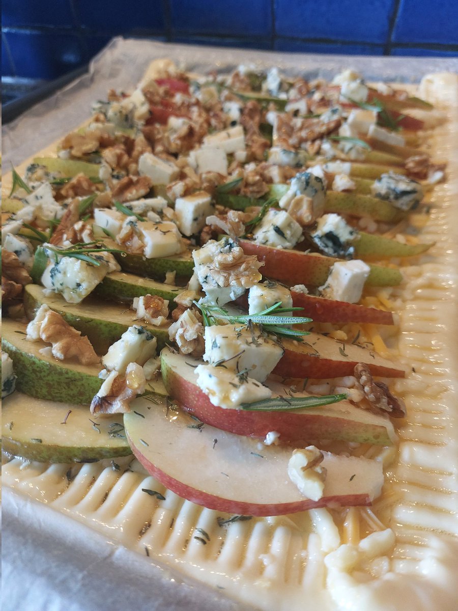 M_B_art's tweet photo. #tart #pears #bluecheese #chedar #mozarella #honey #walnuts #thyme #rosemary #ilikecooking https://t.co/y8UAmiruOY