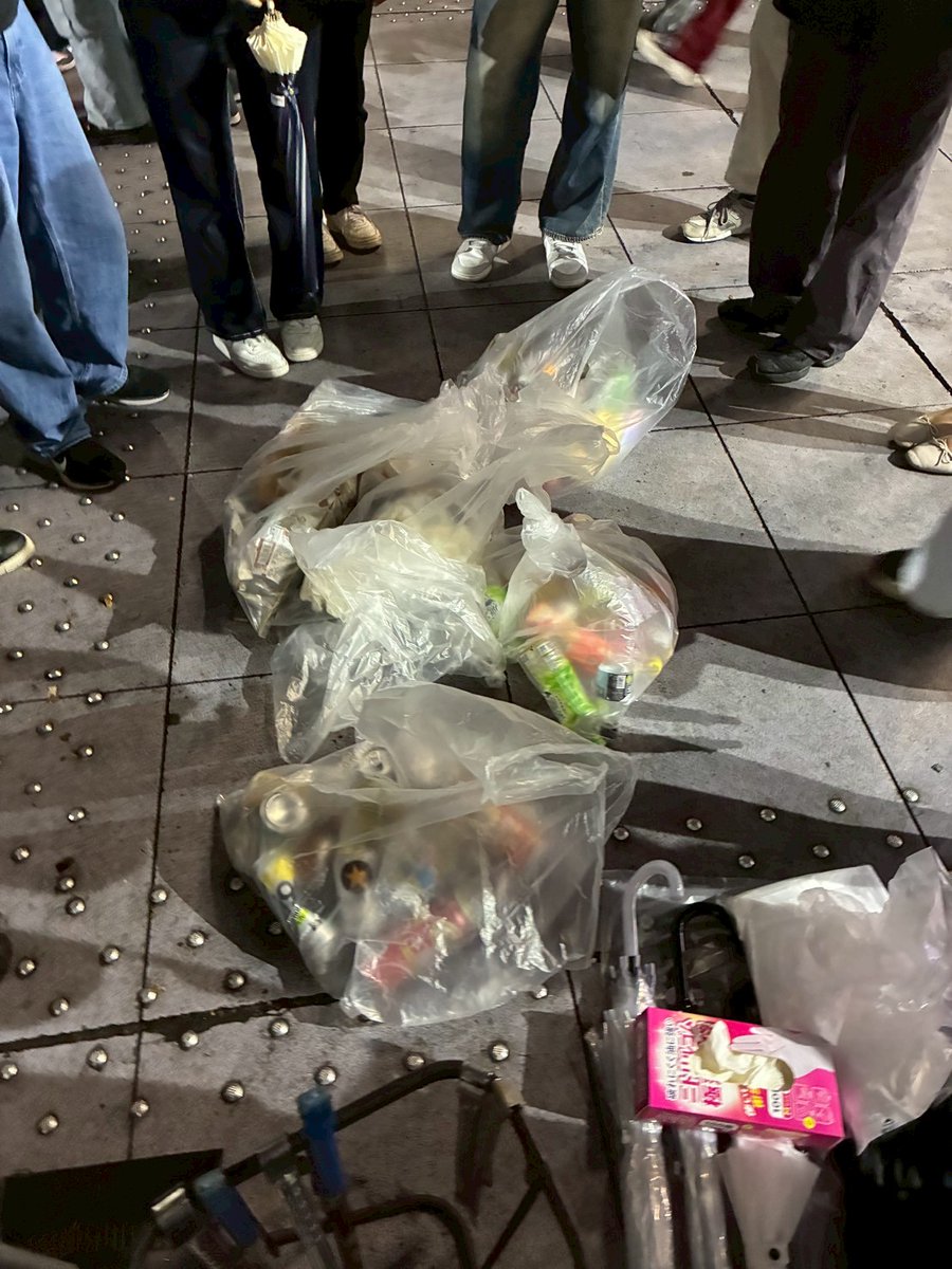 【清掃報告】
 5/26〜5/31のゴミの数の累計は以下の通りです。
吸い殻　500本
缶　379本
ビン　17本
ペット　11本
早慶戦㊗二連勝おめでとうございます🎊
ロータリーで盛り上がるときはぜひマナーを守って、勝者の品格を見せましょう🏆
 #高田馬場 #早稲田大学 #ボランティア