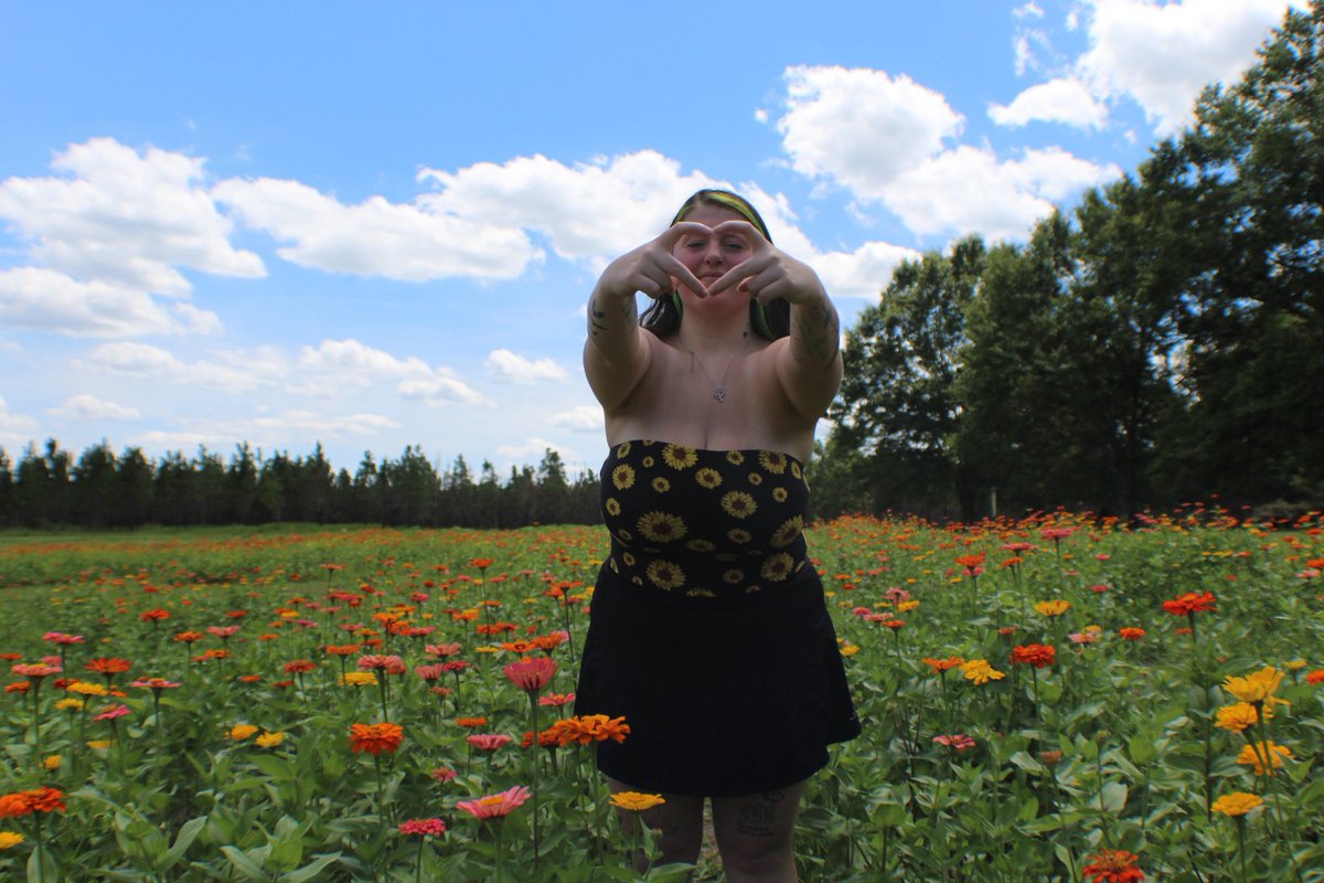 Be the Sunflower in a field of flowers✨🌻