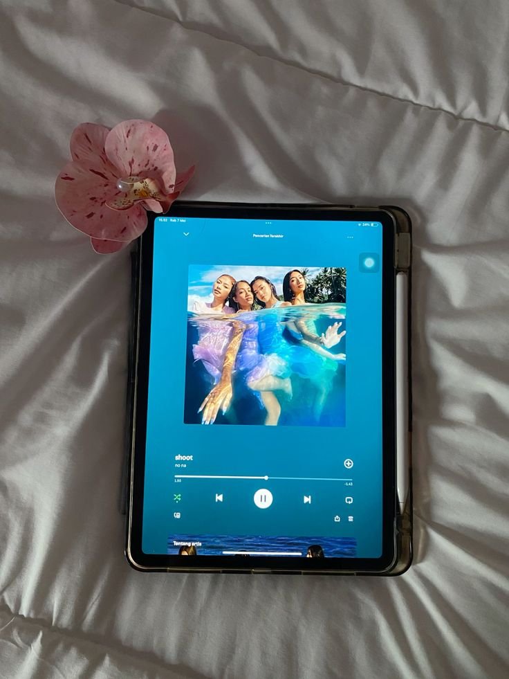 gruehart's tweet photo. ⠀
“By the way akhir-akhir ini lagi suka denger lagu apa? Spill dong! Ini on repeat song versi gua.”
⠀ https://t.co/0VKyhBB2QM