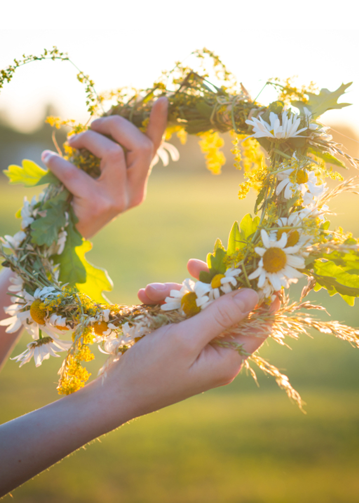 Welsh folklore tells us that June is a month of midsummer magic marked by fire &amp; festivity.
The cuckoo changes her call in June, a shift said to foretell the year ahead. Warm and welcome? A good omen. Strange or harsh? Trouble may follow.
Listen closely...
#folkloresunday #Wales