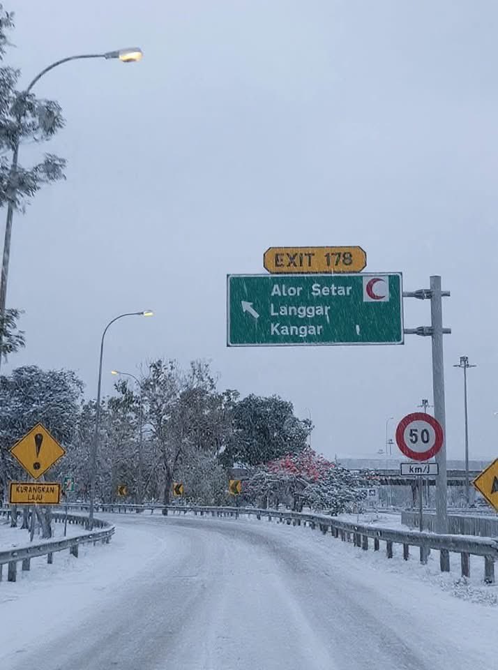 mhmmdhsm's tweet photo. Alor Setar kini kembali dilanda salji. Sesuai la musim cuti sekolah nak mai bercuti. https://t.co/qjqLp2zCiB