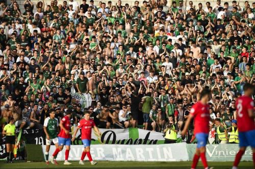 Gracias <a href="/CarlosorCPC/">Carlos Ordóñez</a> por regalarnos una noche mágica más. 

Con mucho trabajo y paciencia, has conseguido llevarnos de vuelta a la 3ª categoría y despertar a una afición como nunca se vió en esta ciudad. 

Ojalá al año que viene seamos muchos más 💪