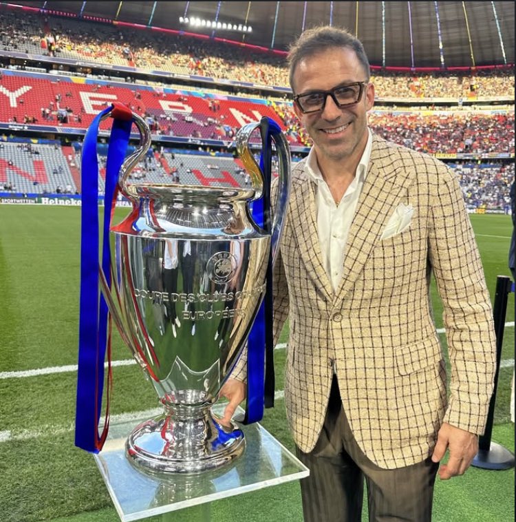 DucadiMolinelli's tweet photo. Semplicemente toccandola leggermente con il pollice, si è messo in contatto con gli spiriti di quella puttana della Champions e ha indicato loro la giusta via.
IL DEMONE CON LA 10 ⚪️⚫️ https://t.co/liQxBn8Jfe