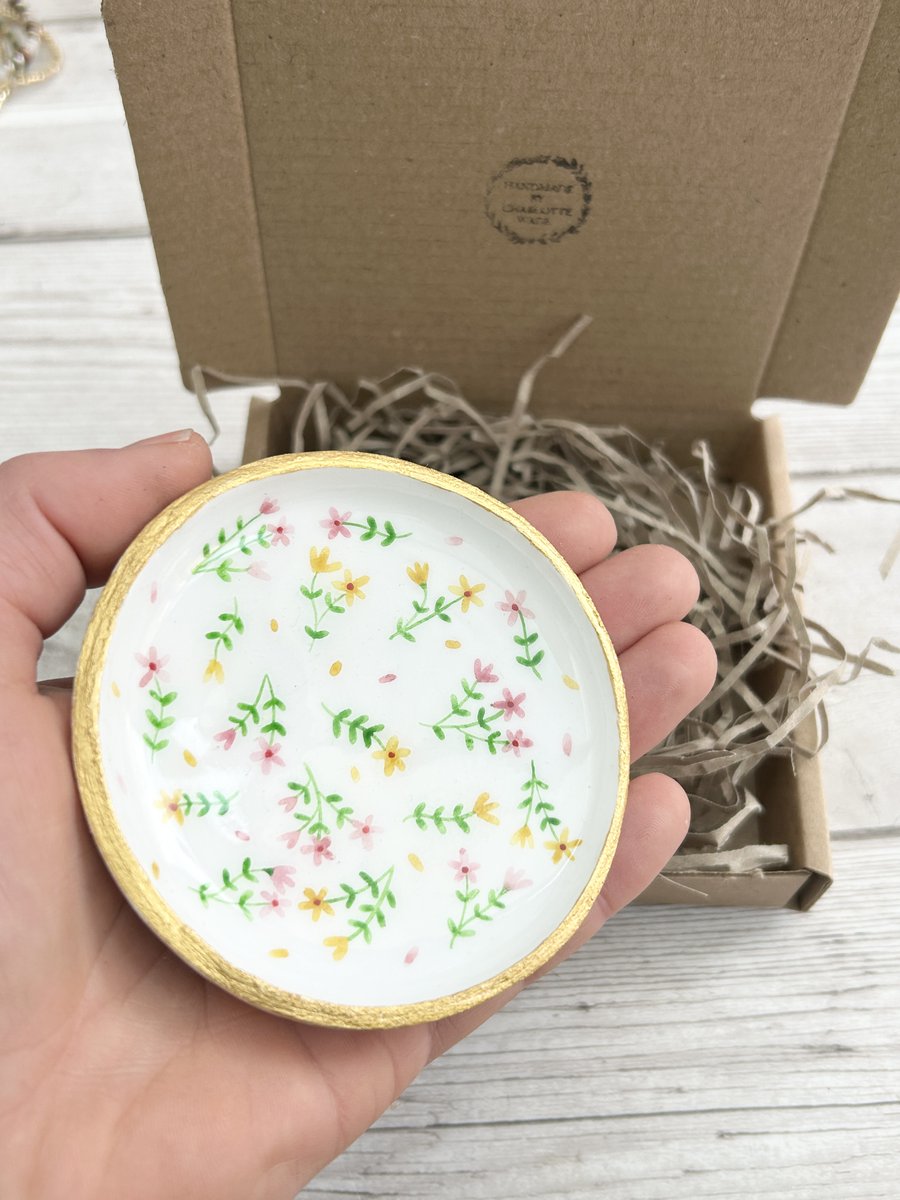 Wonder what will be my first sale of the month? 

I can't believe its June already! Feeling very inspired by all the summer flowers growing in the garden at the moment 🌻 

#ukgiftam #ukgifthour #handmade #shopindie