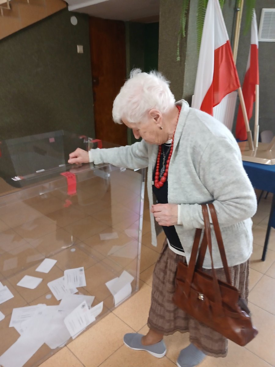 Moja 100 letnia mama w czerwonych koralach,już po głosowaniu.