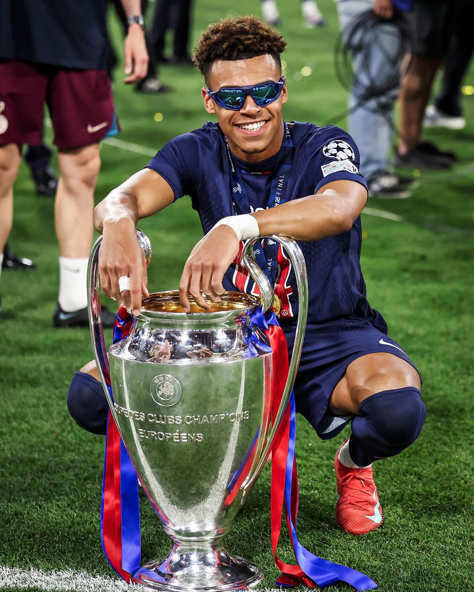 ActuFoot_'s tweet photo. Ce matin, la presse n’a qu’un seul nom à la bouche : 𝗗𝗘́𝗦𝗜𝗥𝗘́ 𝗗𝗢𝗨𝗘́ 🇫🇷. 💎

🇪🇸🗞️ 𝑀𝑎𝑟𝑐𝑎 : "𝗟𝗘 𝗚𝗘́𝗡𝗜𝗘 : 𝗖’𝗘𝗦𝗧 𝗟𝗘 𝗟𝗔𝗠𝗜𝗡𝗘 (𝗬𝗔𝗠𝗔𝗟) 𝗗𝗨 𝗣𝗦𝗚."

🇩🇪🗞️ 𝑆𝑘𝑦 𝑆𝑝𝑜𝑟𝑡𝑠 : "𝗨𝗡 𝗔𝗗𝗢𝗟𝗘𝗦𝗖𝗘𝗡𝗧 𝗘𝗫𝗖𝗘𝗣𝗧𝗜𝗢𝗡𝗡𝗘𝗟."

🇮🇹🗞️ 𝐶𝑜𝑟𝑆𝑒𝑟𝑎 : "Son nom rime avec Mbappé, 𝗦𝗔𝗨𝗙 𝗤𝗨𝗘 𝗟𝗨𝗜 𝗚𝗔𝗚𝗡𝗘 𝗟𝗔 𝗖𝟭."

𝑅𝑒𝑝𝑢𝑏𝑏𝑙𝑖𝑐𝑎 : "𝗨𝗡 𝗙𝗢𝗢𝗧𝗕𝗔𝗟𝗟𝗘𝗨𝗥 𝗗𝗘́𝗟𝗜𝗖𝗜𝗘𝗨𝗫 𝗤𝗨𝗜 𝗦𝗔𝗜𝗧 𝗘𝗧 𝗣𝗘𝗨𝗧 𝗧𝗢𝗨𝗧 𝗙𝗔𝗜𝗥𝗘 !" 😋

𝐺𝑎𝑧𝑧𝑒𝑡𝑡𝑎 : "𝗨𝗻𝗼, 𝗗𝗼𝘂𝗲́, 𝘁𝗿𝗲. 𝗖𝗶𝗮𝗼."