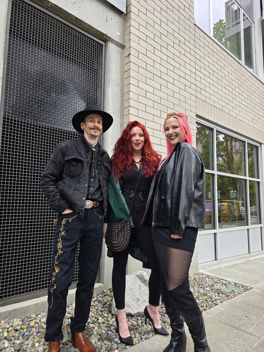 Glitzgoblin's tweet image. Love these three! 👽
