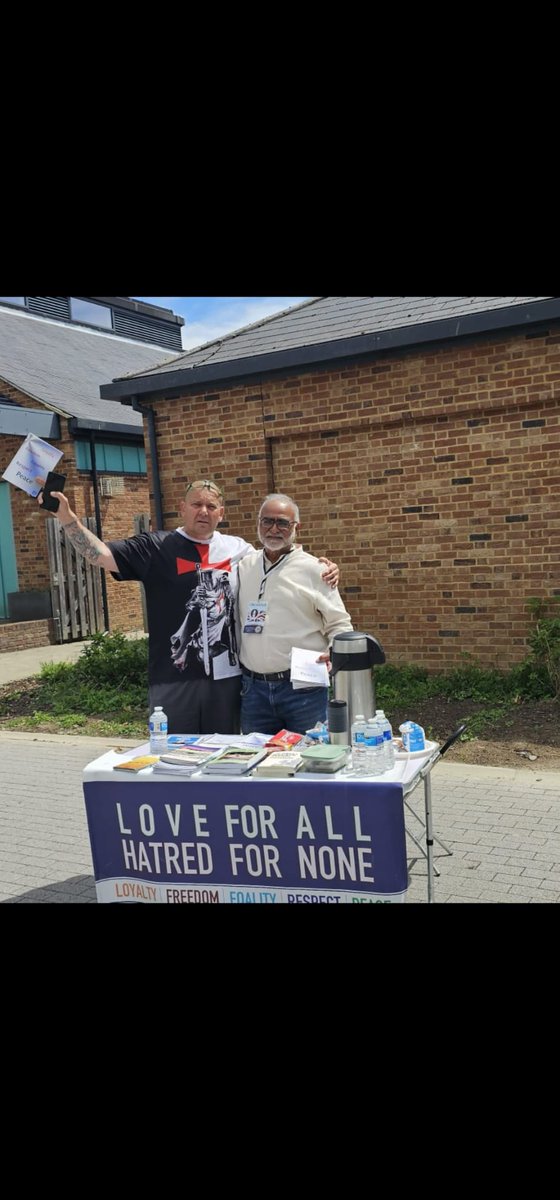 nr_amea's tweet photo. Thursday 29th May, A wonderful coffee morning of outreach by Muslims from the Upper Mitcham Chapter of AMEA UK around the village of #Merstham with lots of engagement discussing peace!
#Love4AllHatred4None
@charitywalk_uk 
@ukmuslims4peace
@Ansarullah_UK
#ReigateandBanstead https://t.co/rLjchLeOoY