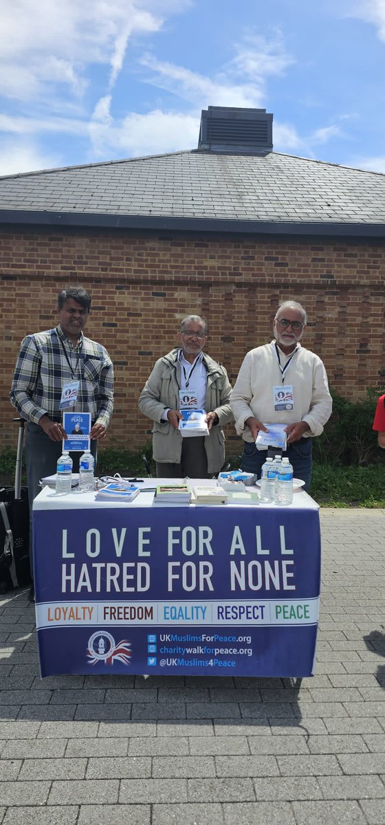 nr_amea's tweet photo. Thursday 29th May, A wonderful coffee morning of outreach by Muslims from the Upper Mitcham Chapter of AMEA UK around the village of #Merstham with lots of engagement discussing peace!
#Love4AllHatred4None
@charitywalk_uk 
@ukmuslims4peace
@Ansarullah_UK
#ReigateandBanstead https://t.co/rLjchLeOoY