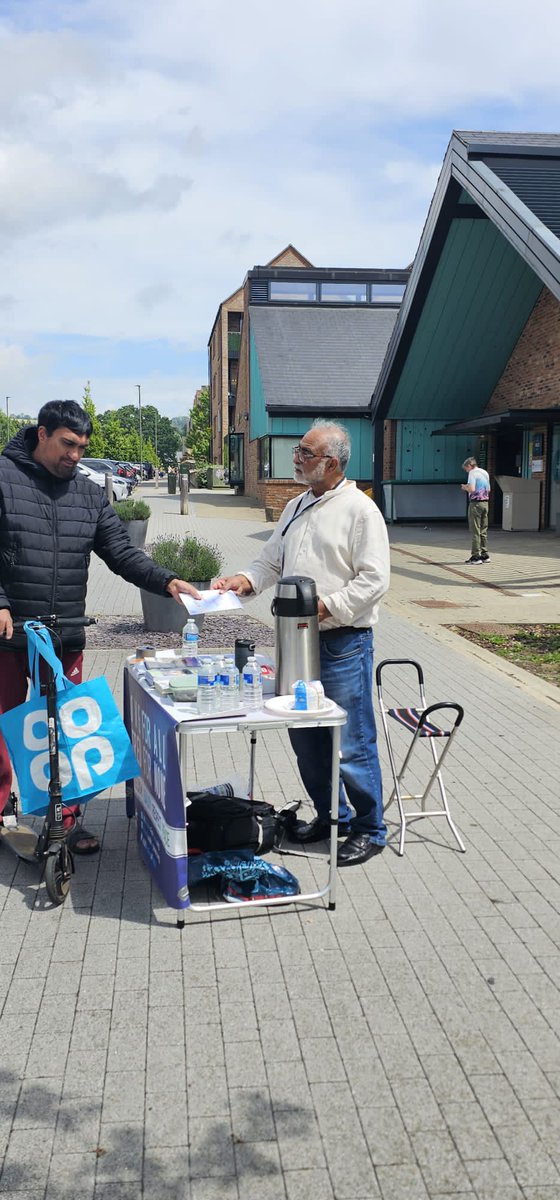 nr_amea's tweet photo. Thursday 29th May, A wonderful coffee morning of outreach by Muslims from the Upper Mitcham Chapter of AMEA UK around the village of #Merstham with lots of engagement discussing peace!
#Love4AllHatred4None
@charitywalk_uk 
@ukmuslims4peace
@Ansarullah_UK
#ReigateandBanstead https://t.co/rLjchLeOoY