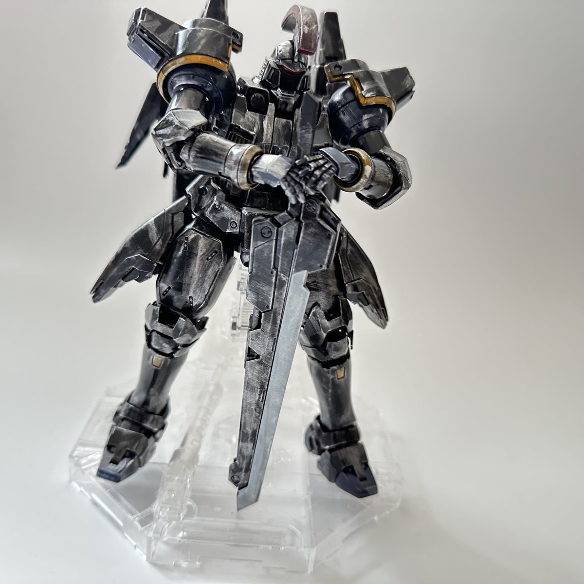 ythshty's tweet image. ちょっとだけ公開
黒いトールギスの追加写真
厳つさを出そうとは思ったけど、ここまで出るとは。予想の上を超えてくれた作品になった。
ちゃんと力を入れて作品として作るのは多分1年ぶりくらいのプラモ。自分の予想を超えてできていく様はたまらん