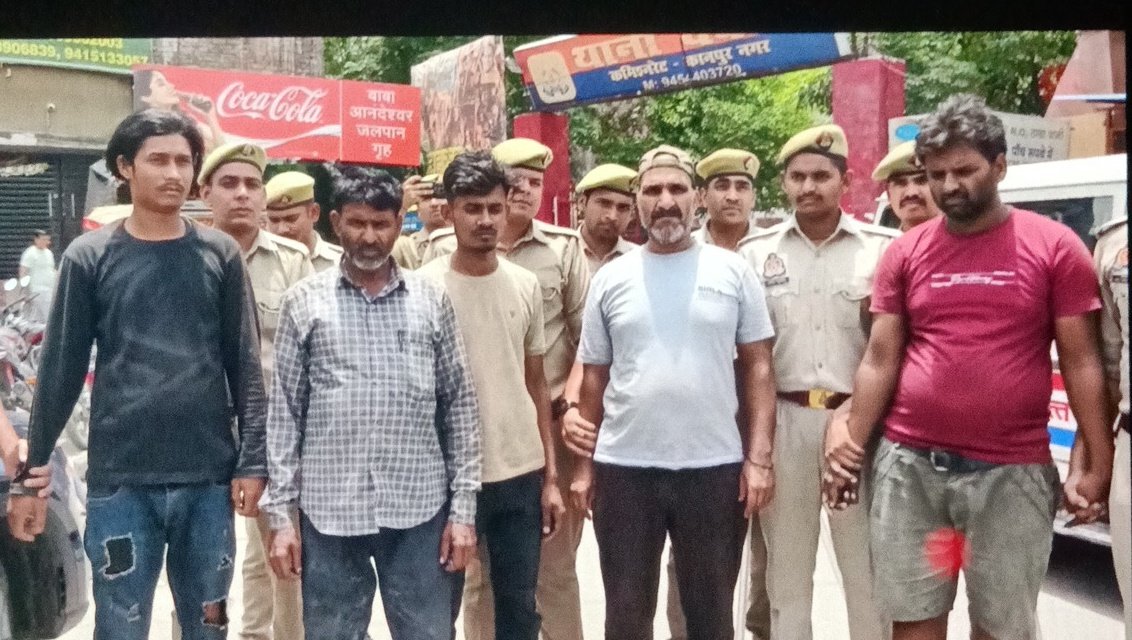 Rajatsharm43648's tweet photo. @kanpurnagarpol
@myogiadityanath
@DcpEast
@Uppoliceकानपुर कमिश्नरेट के पूर्वी जोन  डीसीपी के दिशा निर्देशन एसीपी के नेतृत्व में पशु क्रूरता करने वाले शातिर अभियुक्त को एसीपी सुमीत रामटेक एवं  थाना प्रभारी ने सहयोगी चौकी प्रभारी चकेरी विनीत त्यागी ने वाहन सहित किया  गिरफ्तार। https://t.co/z17NxOymsY