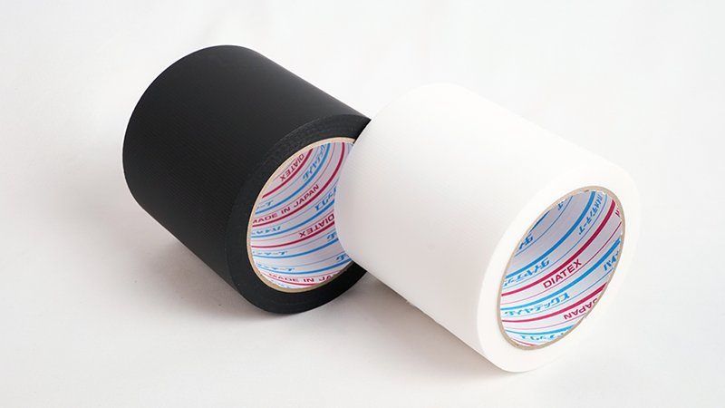 PYOLANTAPE_DTX's tweet photo. この問題を解決する為に作った専用テープあります

【仮設コード固定用テープ】
 テープ幅100mmに対し、真ん中50mm部分に粘着剤がなくケーブルに粘着面が接しない為、ケーブルがベタベタしない
ケーブルを掃除する手間がなくなり、撤収作業もラクチンです https://t.co/ppYLgy796K
