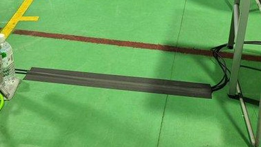 PYOLANTAPE_DTX's tweet photo. この問題を解決する為に作った専用テープあります

【仮設コード固定用テープ】
 テープ幅100mmに対し、真ん中50mm部分に粘着剤がなくケーブルに粘着面が接しない為、ケーブルがベタベタしない
ケーブルを掃除する手間がなくなり、撤収作業もラクチンです https://t.co/ppYLgy796K