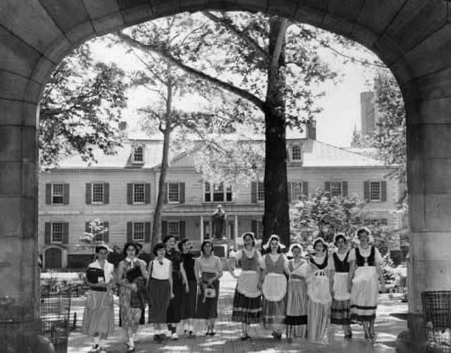 breukelenbridge's tweet photo. In 1952, 300 years of Flatbush was celebrated at Erasmus Hall High School. See the big celebrations. 

Midwout was one of the original Dutch towns of Brooklyn. It was received a patent of township by 1652. It would also be known as Vlacke Bos or Flackebos ("wooded plain")

1/3 https://t.co/nLLCL5Z8zi